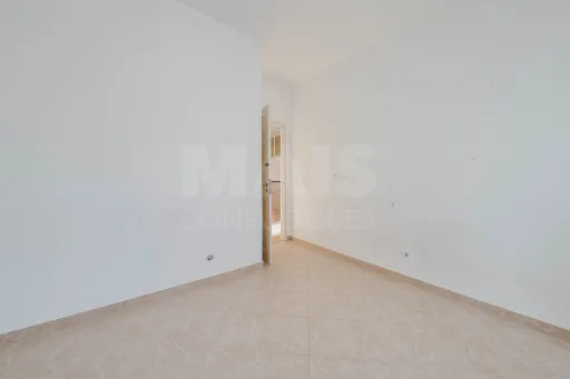 Prédio no centro de Peniche – com comércio e habitação, vista mar
