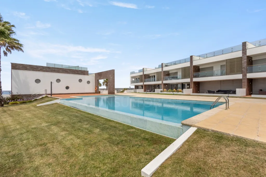 Moradia T4 com Vista Mar, Jacuzzi Panorâmico e Energia Solar | Lourinhã