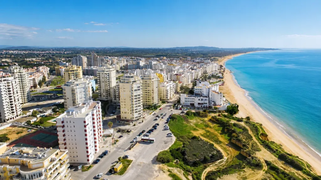 Barlavento: viva o Algarve a poucos passos do mar