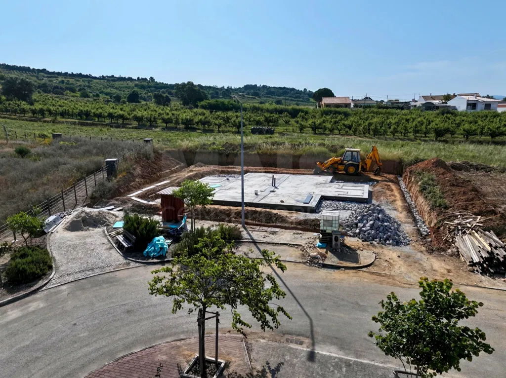Moradia T3 Geminada c/ 1 Suite, Jardim, Parqueamento e Piscina! (LT2)