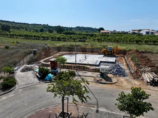 Moradia T3 Geminada c/ 1 Suite, Jardim, Parqueamento e Piscina! (LT2)