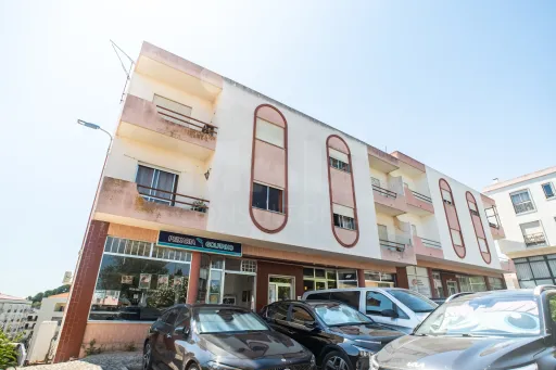 2-Bedroom Apartment in the Heart of Cadaval – Comfort, Location, and Potential!