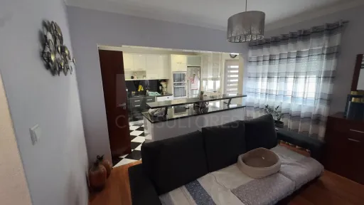 Apartamento T2 com Garagem e Logradouro em Atouguia da Baleia