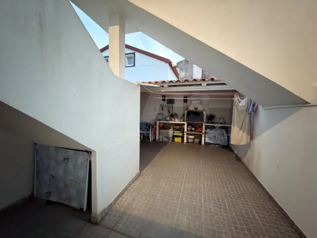 Apartamento T2 com Garagem e Logradouro em Atouguia da Baleia