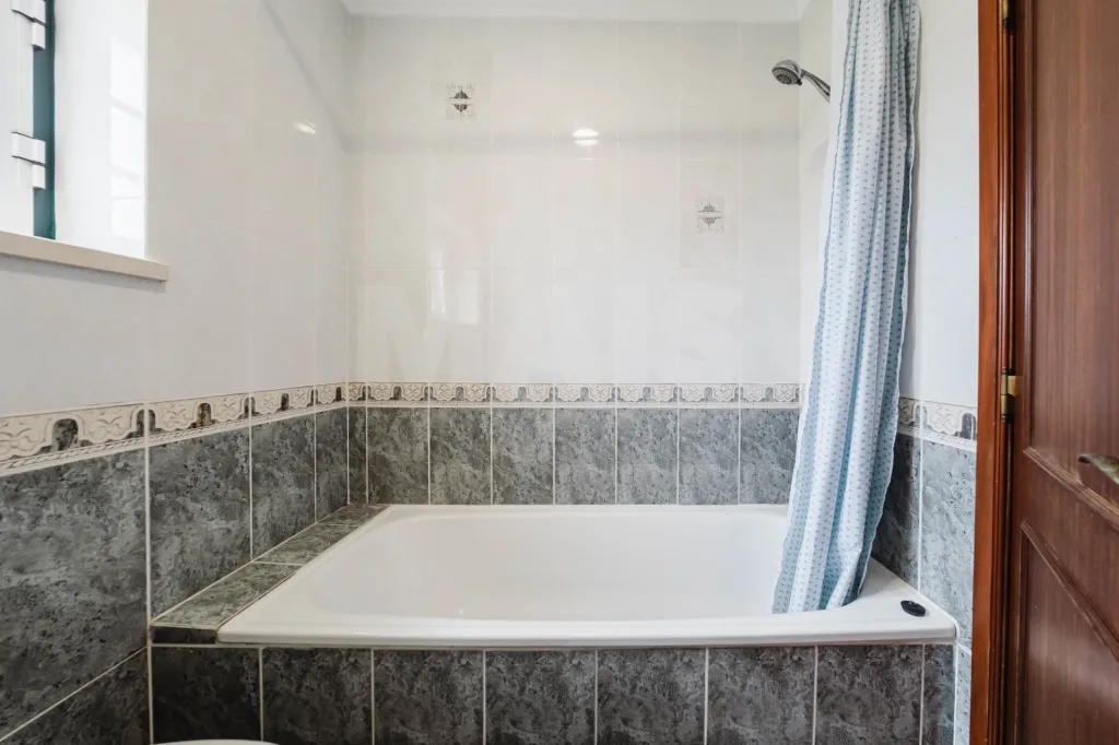 Moradia T4 em Olho Marinho | 260m² | Lote 734m²