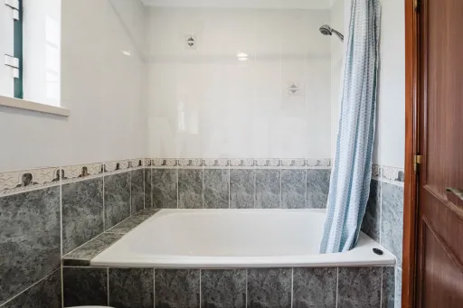 Moradia T4 em Olho Marinho | 260m² | Lote 734m²