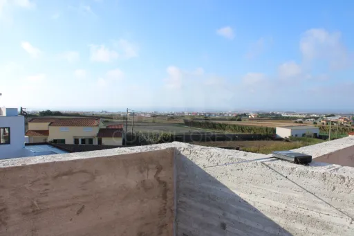 Moradia T3+1 junto praias | Garagem + logradouro privado | Terraço panorâmico sobre o mar