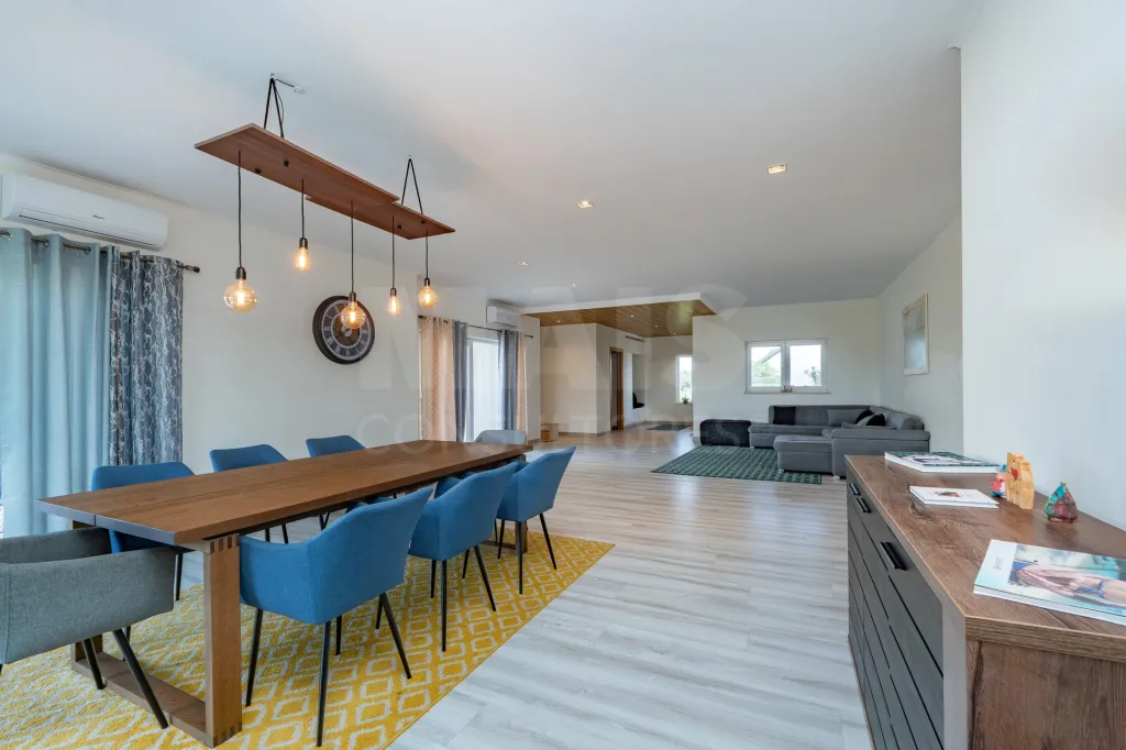 Semi-new 4-bedroom house with 3500m2 plot in Salvaterra de Magos
