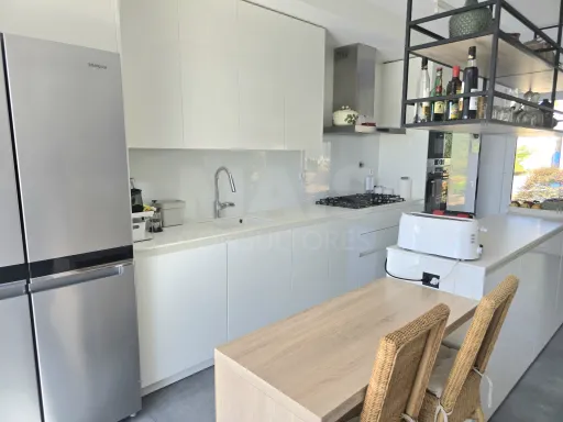 Moradia T4 térrea contemporânea com anexo T2 independente | Lote com 10.400 m² | Alvorninha
