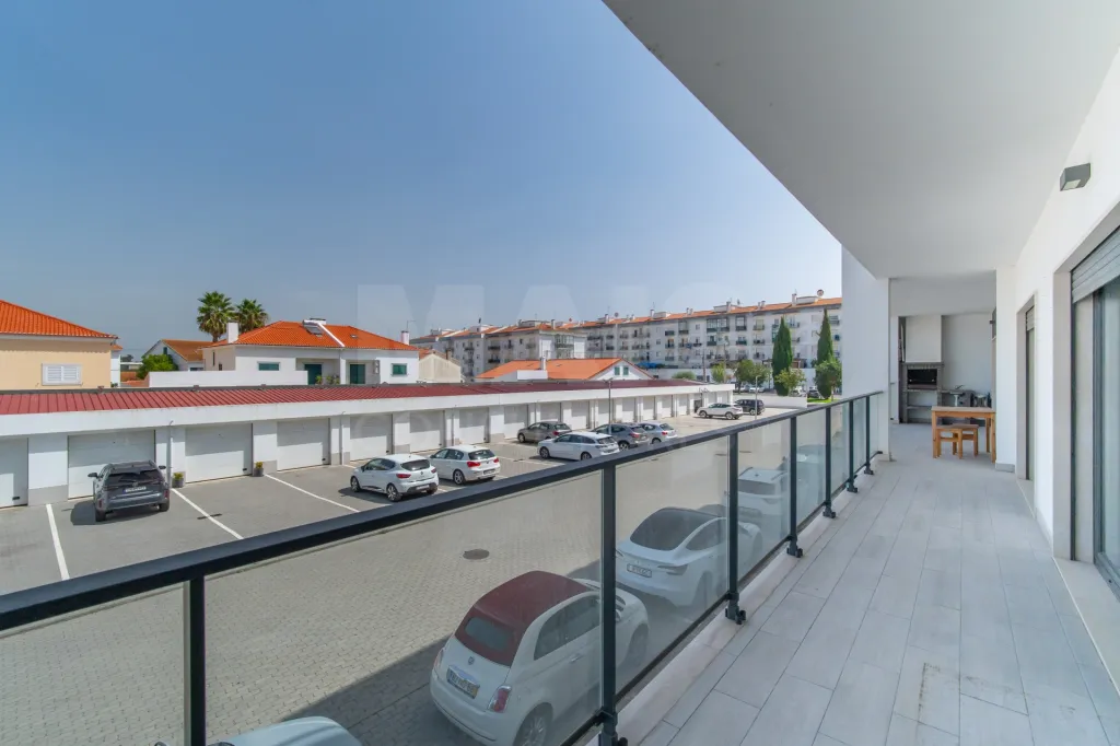 Premium, Like-New 3-Bedroom Apartment with Exceptional Balcony – Garage – Elevator – Convenient Access to Lisbon