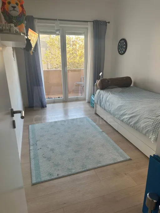 Apartamento T3 totalmente remodelado na Póvoa de Santa Iria com vista rio