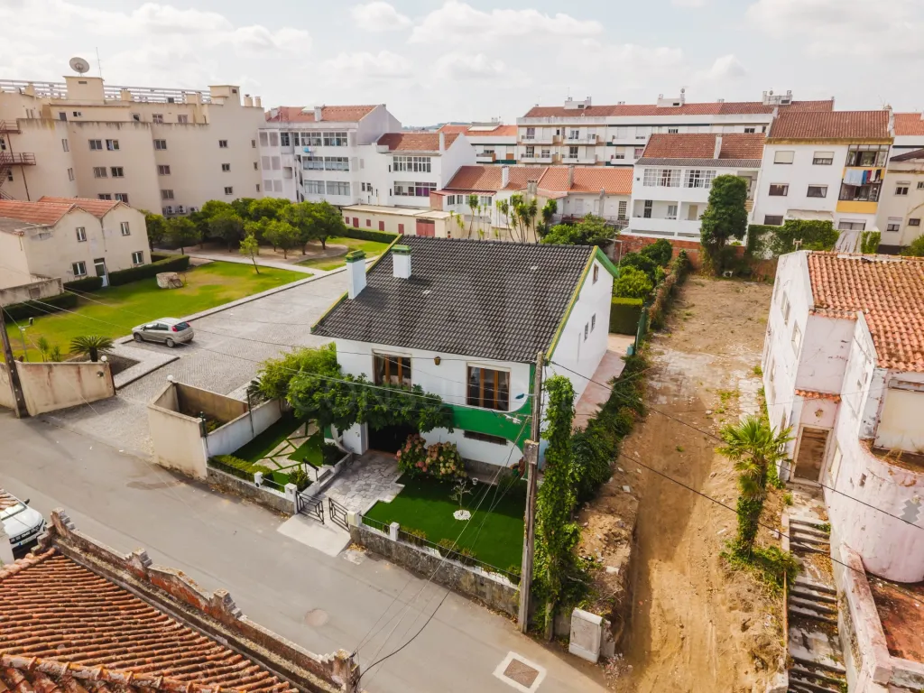 Moradia Isolada T7 no Bombarral | Espaço, Tranquilidade e Proximidade do Centro 🏡
