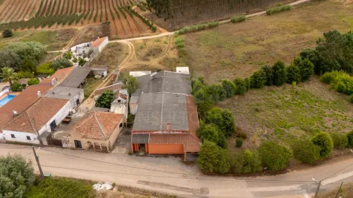 Edíficio Térreo com uma área de construção de 524m2 inserido num terreno urbano com 1862m2, Bombarral