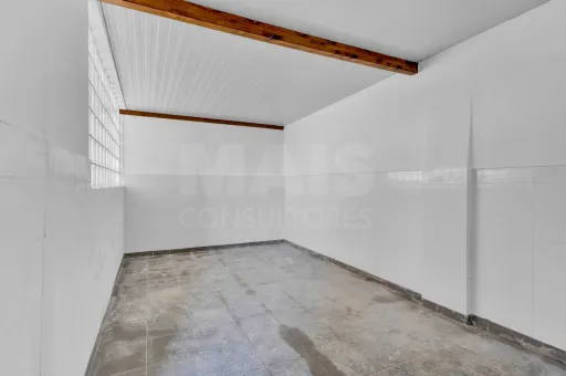 Edifício de 2 pisos em lote de 3750m2 em Peniche