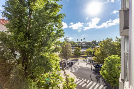 3-bedroom apartment in Alvalade, near Padre António Vieira Secondary School
