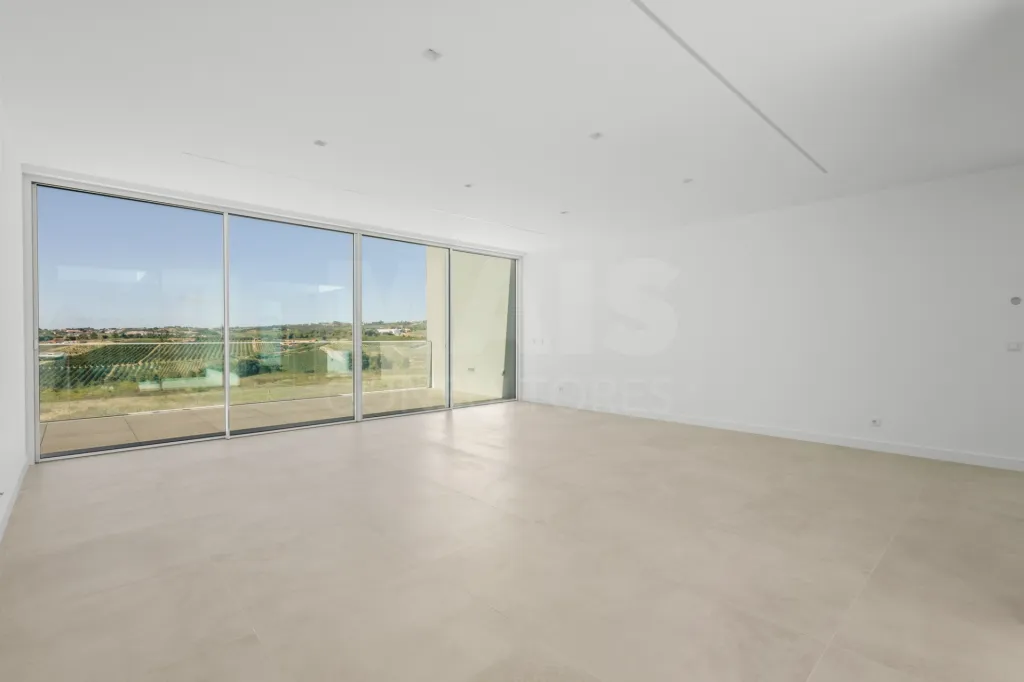 4-bedr. house on 2-hectare plot in Carvalhal