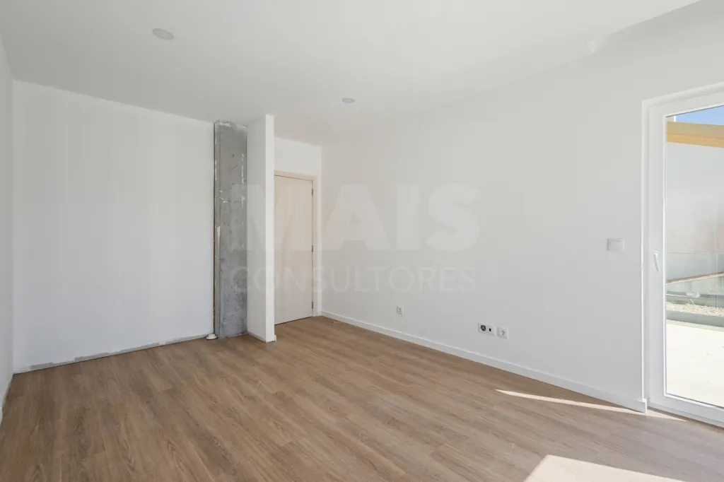 Moradia nova T4 com quintal e garagem