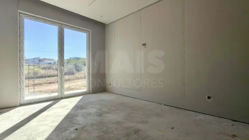 Moradia Térrea T4 com Suite Master, Piscina de Água Salgada, Garagem e Acabamentos Premium !