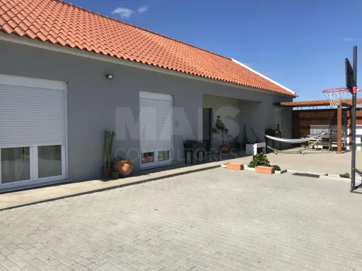 Quinta com moradia T4, piscina e anexos a 35 mint de Lisboa