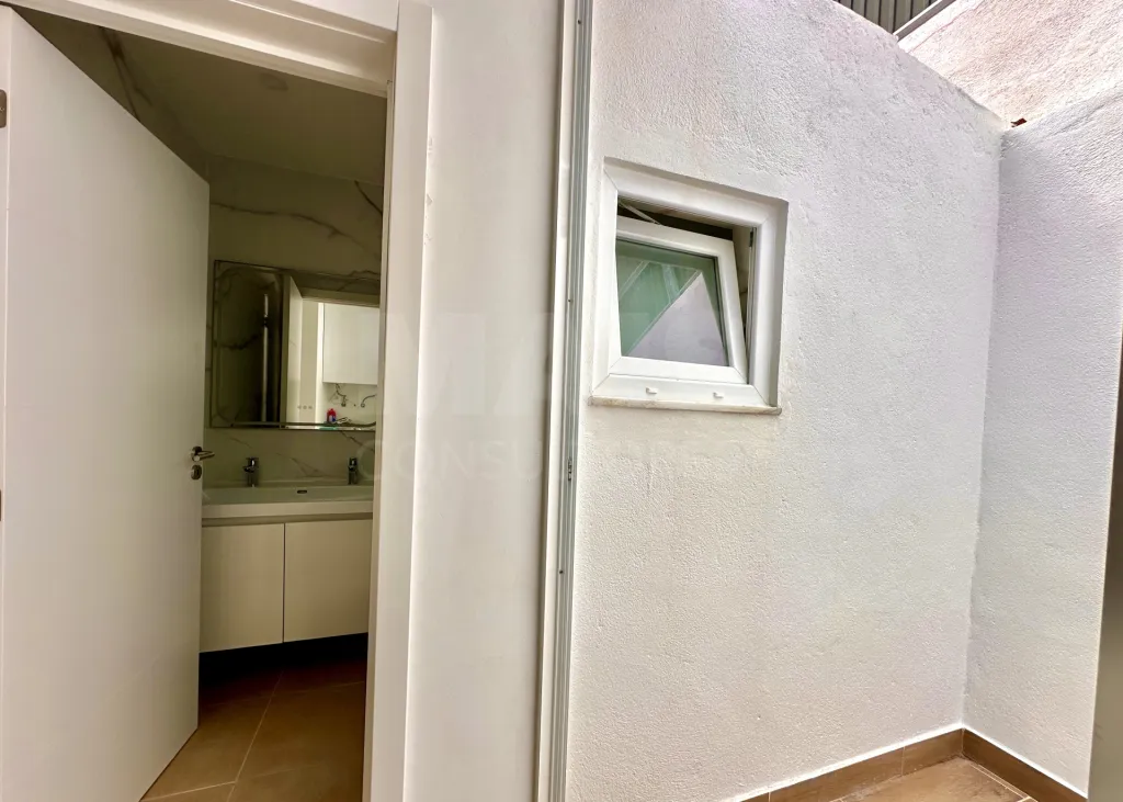 Moradia T3 em Banda Totalmente Renovada com Terraço - Avenidas Novas