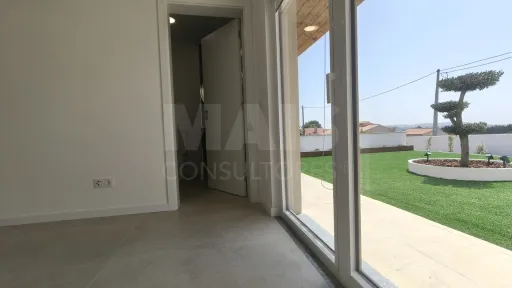 Moradia Térrea c/ Piscina, Jardim, Anexo, Garagem e Parqueamento, Inserida em Lote de 3.476m2 !