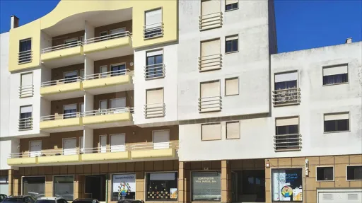 Apartamento T2 com Marquise e Despensa | 1º Andar | Perto das Praias