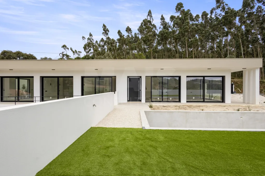 Moradia T3+1 NOVA com piscina em terreno de 2098m2