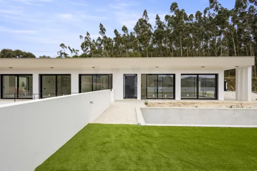 Moradia T3+1 NOVA com piscina em terreno de 2098m2