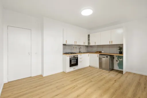 Apartamento T2 remodelado com 2 wc e varanda