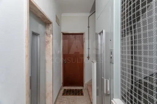 3-bedroom apartment in Alvalade, near Padre António Vieira Secondary School