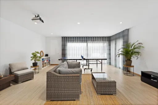 Deslumbrante Moradia T5 com Vista Mar, Piscina Privada e Excelente Exposição Solar