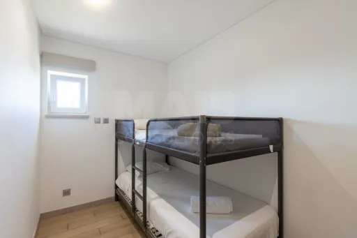 Propriedade com 3 apartamentos e piscina em Óbidos
