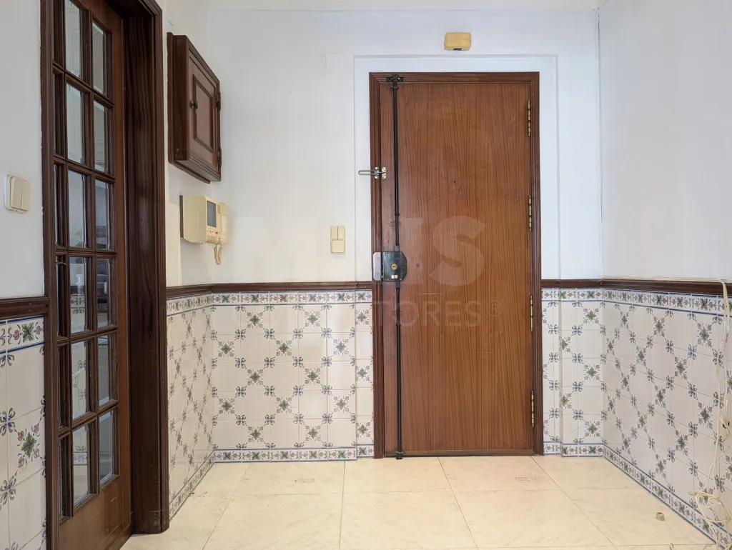 3-Bedroom Apartment in Downtown Carnaxide