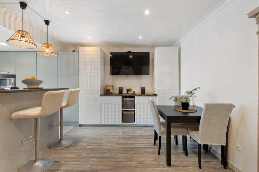 Moradia com 3 apartamentos e vista mar