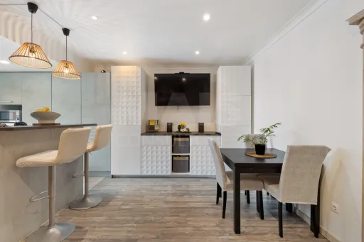 Moradia com 3 apartamentos e vista mar