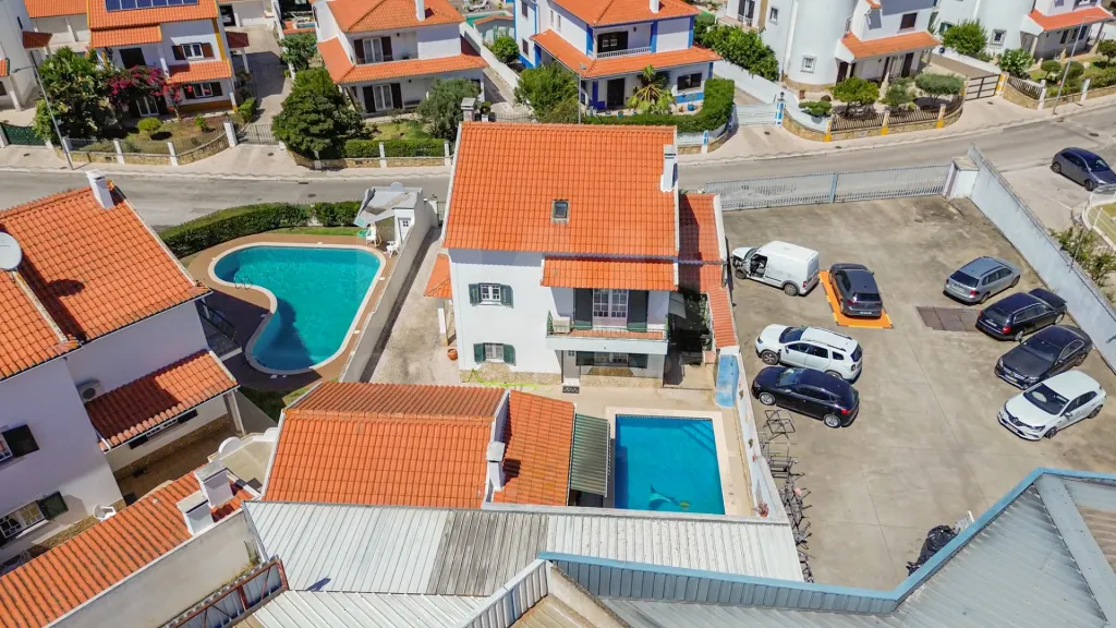 🏡✨ Moradia T4 em Alenquer com Piscina e Espaço de Convívio ao Ar Livre!