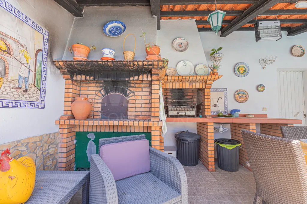 🏡✨ Moradia T4 em Alenquer com Piscina e Espaço de Convívio ao Ar Livre!