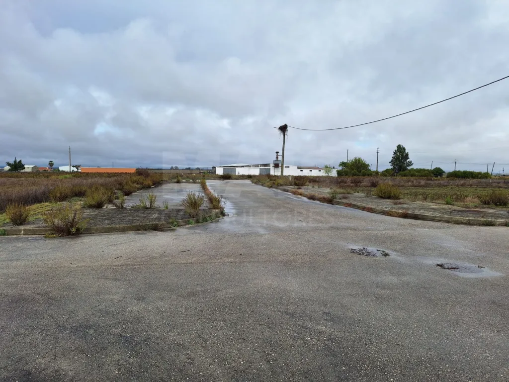 Terreno Urbano com 9606 m2 para construção de 14 moradias até 2 pisos com garagem e anexo.