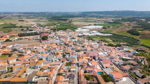 Apartamento T2 novo com quintal e estacionamento