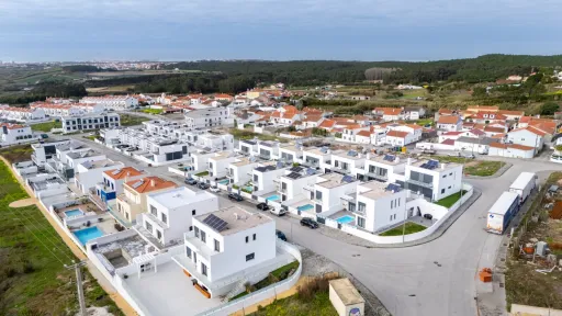 Moradia semi-nova T3 com piscina e vista mar