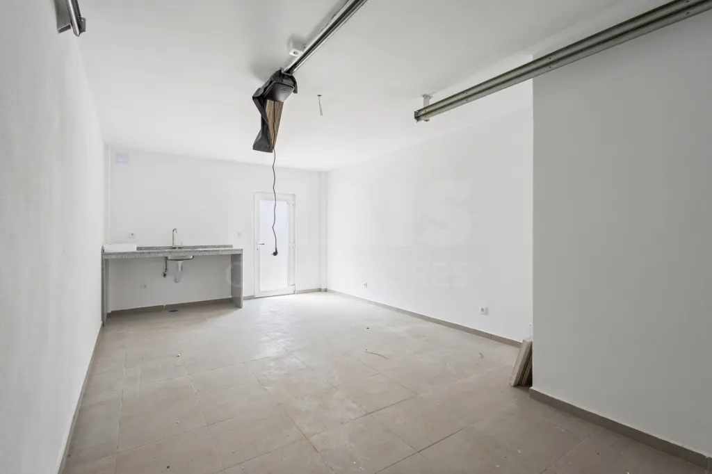 Moradia nova T4 com quintal e garagem