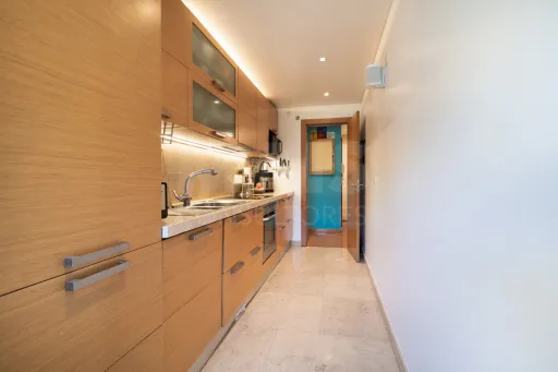 One-bedroom apartment with a terrace and garage in Linda a Velha