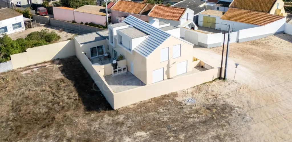 Moradia T2 com quintal e vista mar junto aos Supertubos