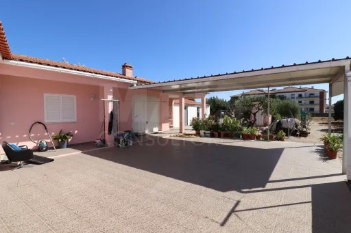 House in excellent condition in Marinhais.