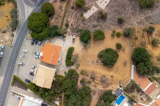 Moradia  Bi Familiar e serviços