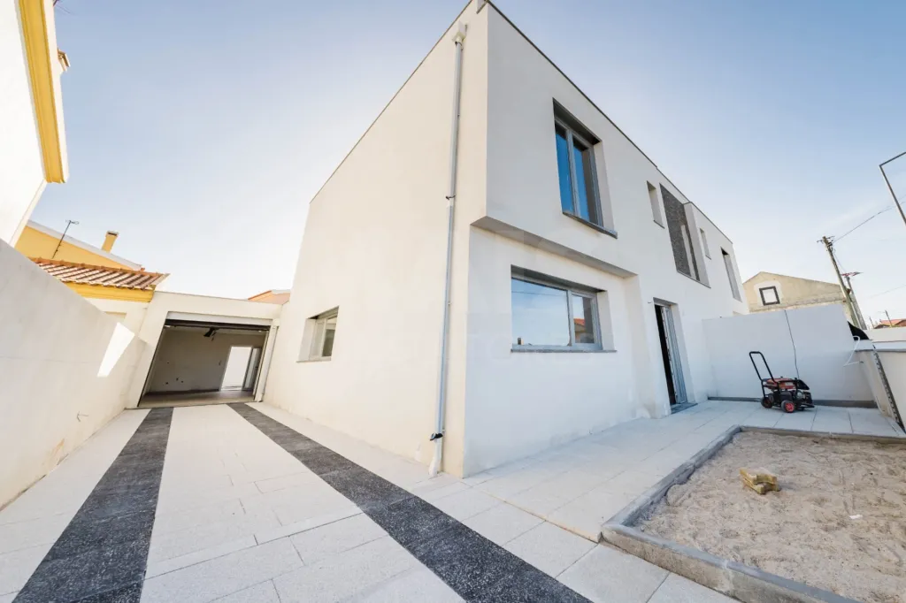 4 bedroom villa with garage, patio and garden