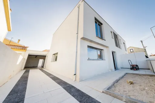 Moradia T4 com Garagem Logradouro e Jardim