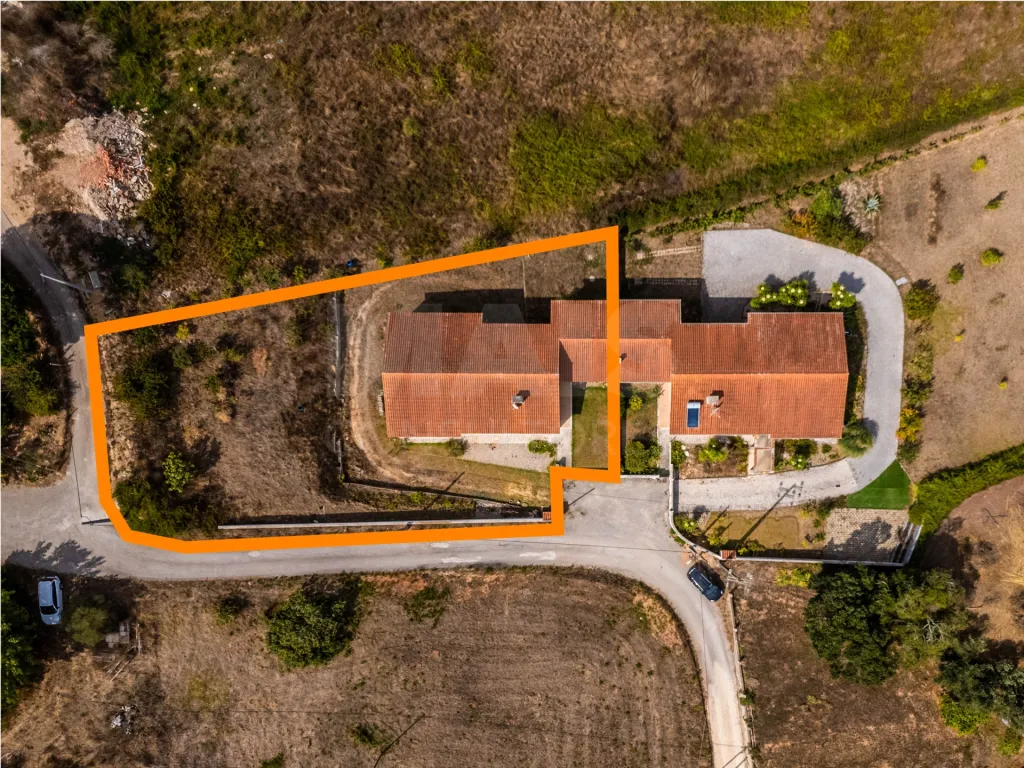 Moradia térrea T3 em lote 1002m2, jardim e garagem