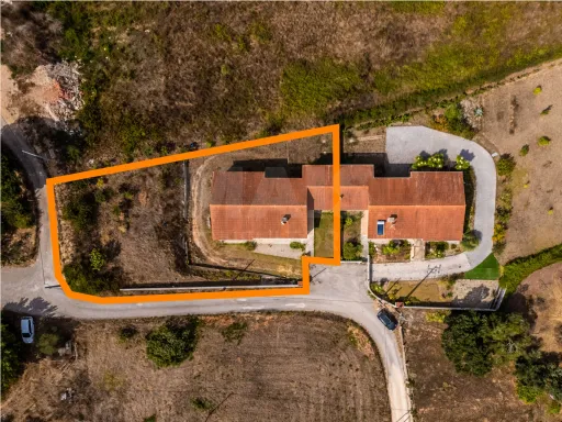 Moradia térrea T3 em lote 1002m2, jardim e garagem