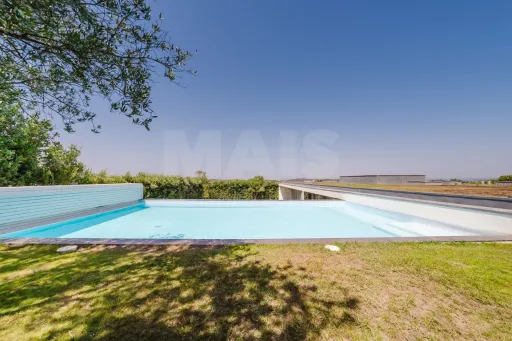 Moradia T4 com piscina inserida num Resort em lote com 1191m2